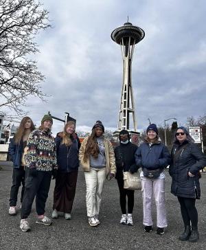 一群ODU学生站在西雅图的太空针塔前.